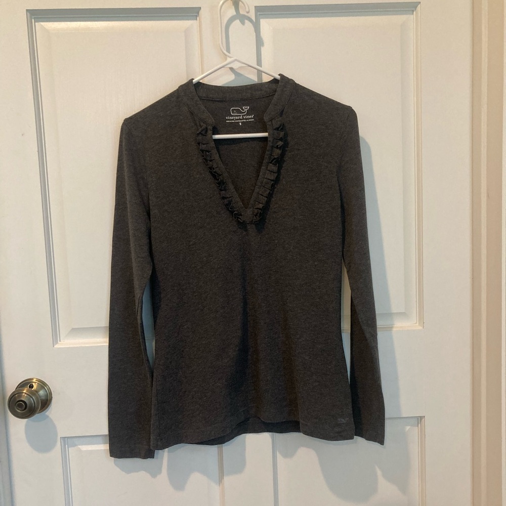 Vineyard Vines V-neck long sleeve top. Ruffle neck detail.